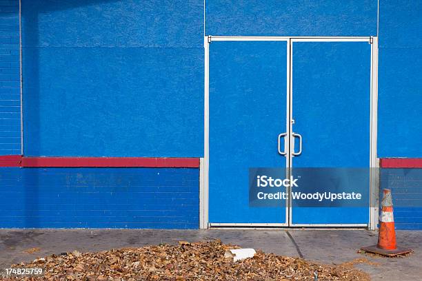 Blu Porte Righe Rosse - Fotografie stock e altre immagini di Abbandonato - Abbandonato, Alluminio, Ambientazione esterna