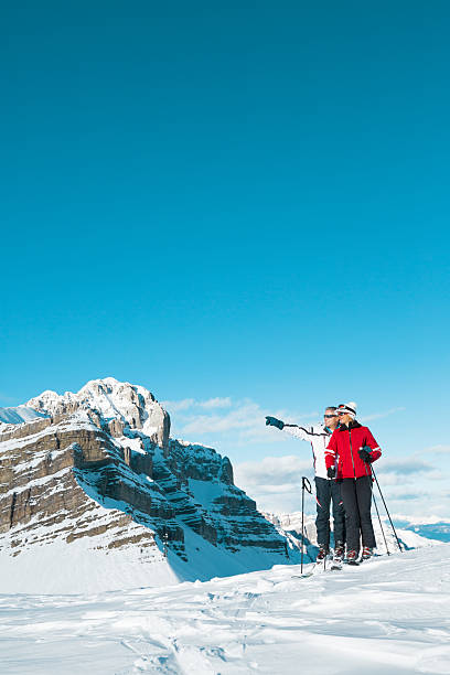 szczęśliwa para na szczyt góry - winter friendship france italy zdjęcia i obrazy z banku zdjęć