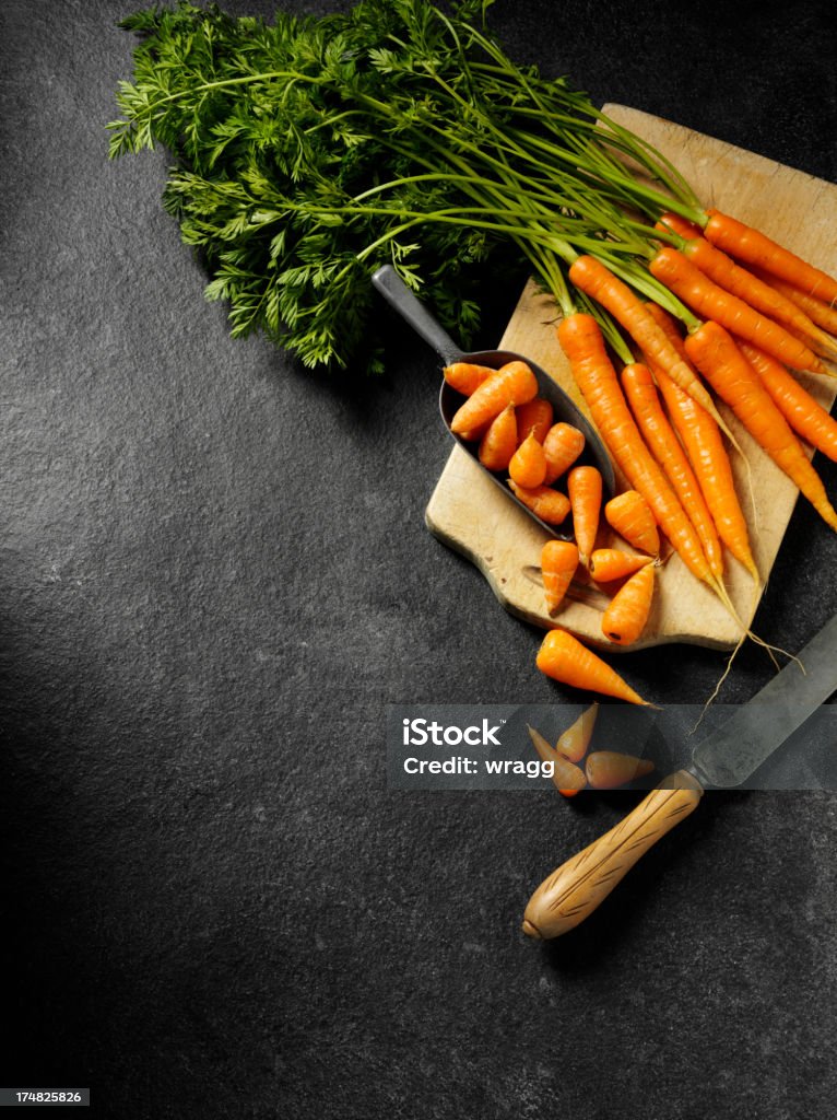Морковью в деревянной Измельчать доска - Стоковые фото Морковь роялти-фри