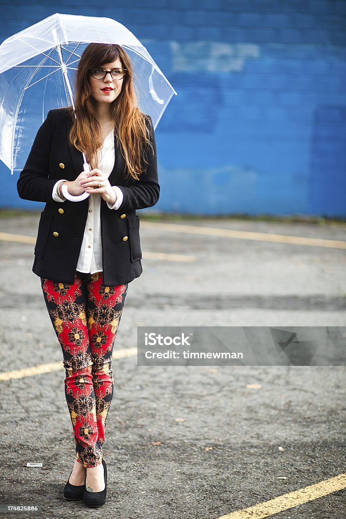 Attraktive junge Frau, die eindeutig Regenschirm - Lizenzfrei 20-24 Jahre Stock-Foto