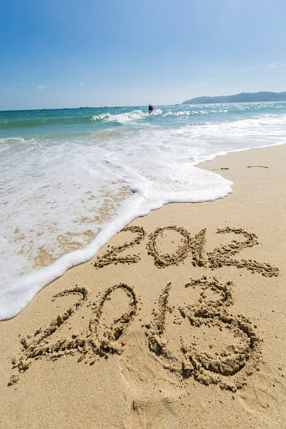 szczęśliwego nowego roku 2013 r. - 2013 beach sand new years eve zdjęcia i obrazy z banku zdjęć