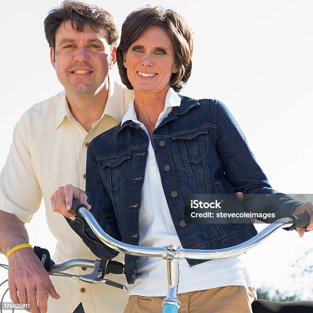 Foto de Casal Com Bicicletas e mais fotos de stock de 40-49 anos - 40-49 anos, 50 Anos, Abraçar