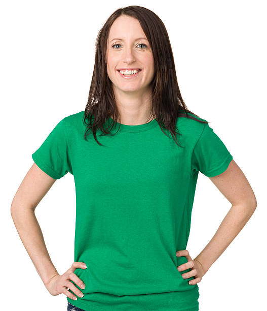 sorridente giovane donna con le mani sui fianchi - green t shirt foto e immagini stock