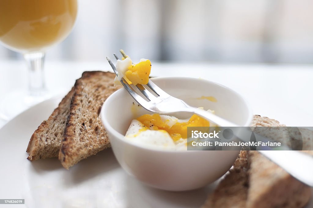 Пашот яйца, тост и апельсиновый сок - Стоковые фото Еда роялти-фри