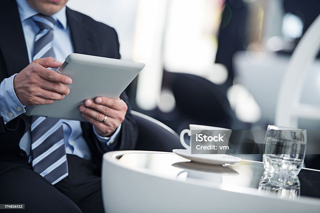 Geschäftsmann mit digitalen tablet - Lizenzfrei Café Stock-Foto