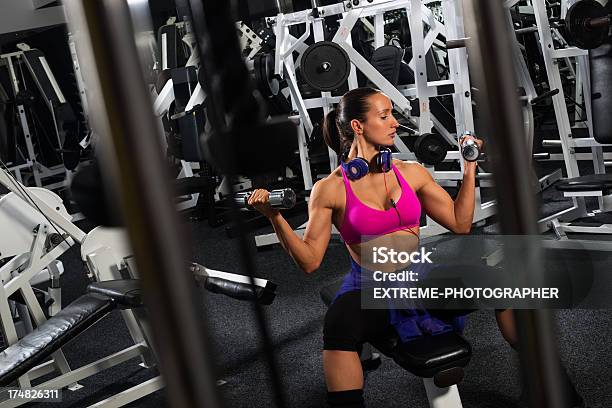 Exercício De Ginásio - Fotografias de stock e mais imagens de Adulto - Adulto, Aparelho de Musculação, Atividade