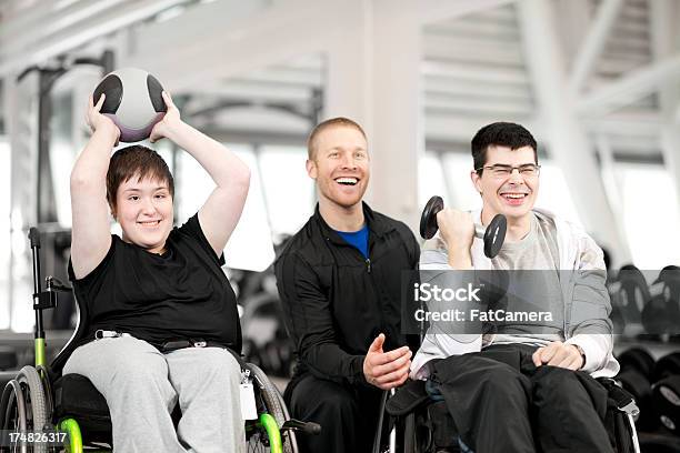 Physiotherapie Stockfoto und mehr Bilder von Andersfähigkeiten - Andersfähigkeiten, Physiotherapie, Trainingsraum - Freizeiteinrichtung