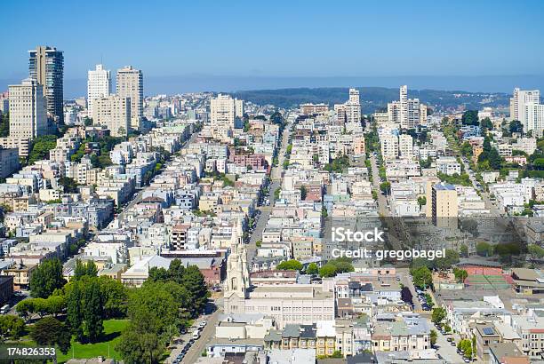 Vista Del Árbol Hill Coit Tower En San Francisco Foto de stock y más banco de imágenes de Aire libre - Aire libre, Arquitectura, Arquitectura exterior