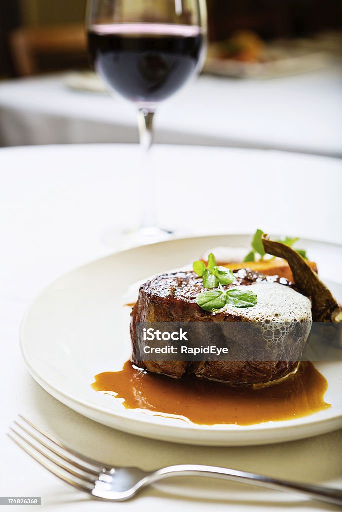 Nabierze uroku w restauracji posiłek z Stek i czerwone wino - Zbiór zdjęć royalty-free (Filet mignon)