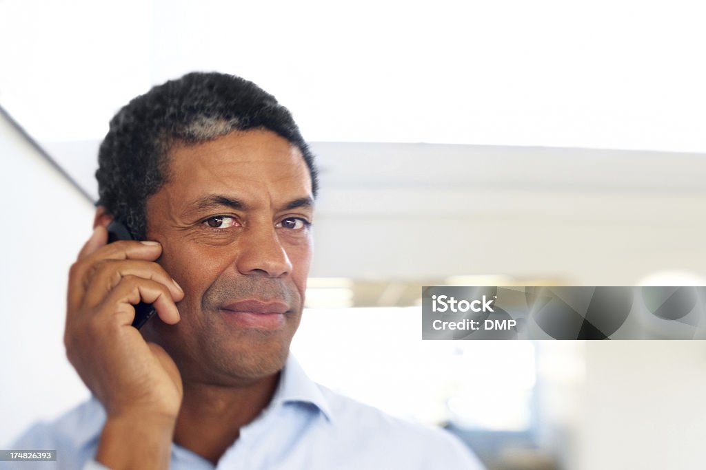 Испанец бизнес человек, используя мобильный телефон в офисе - Стоковые фото 30-34 года роялти-фри