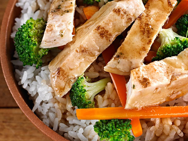 frango teriyaki - teriyaki broccoli carrot chicken imagens e fotografias de stock