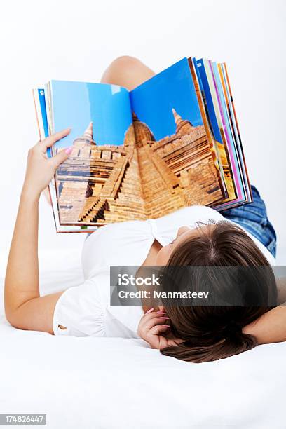 젊은 여자 독서모드 여행 잡지 누워있기에 대한 스톡 사진 및 기타 이미지 - 누워있기, 명랑한, 밝은 조명