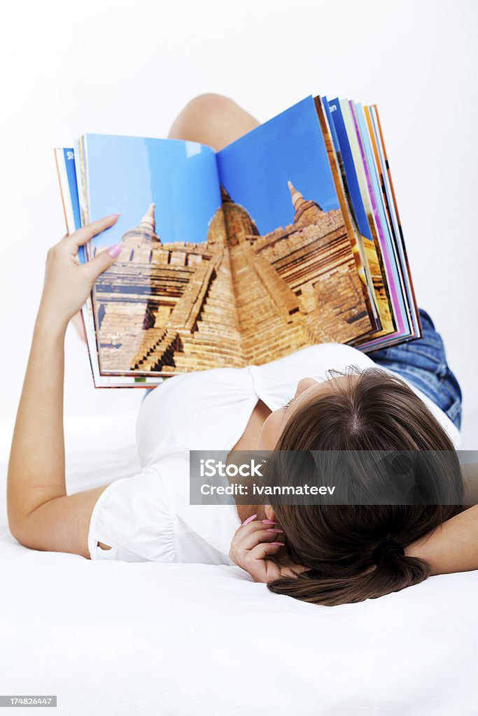 Jovem mulher a ler a revista de Viagem - Royalty-free Adulto Foto de stock