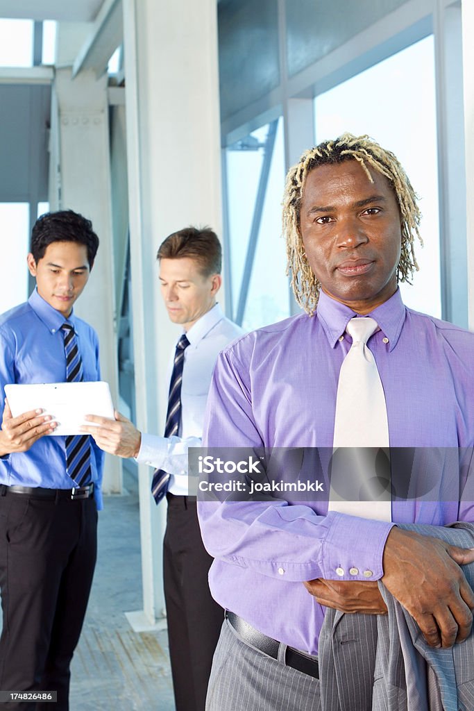 African manager con i dreadlocks - Foto stock royalty-free di Dreadlocks