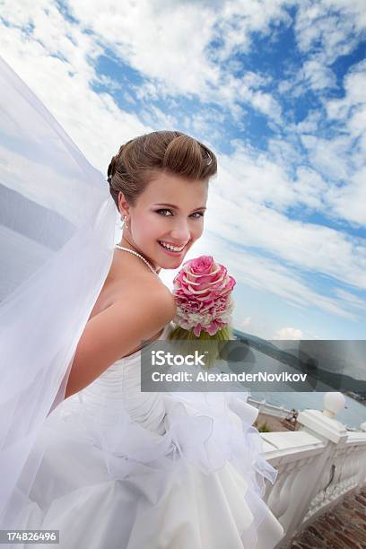 아름다운 웃는 테크에서 휴식 야외 및 루킹 Over 갓길 결혼식에 대한 스톡 사진 및 기타 이미지 - 결혼식, 구름, 낮