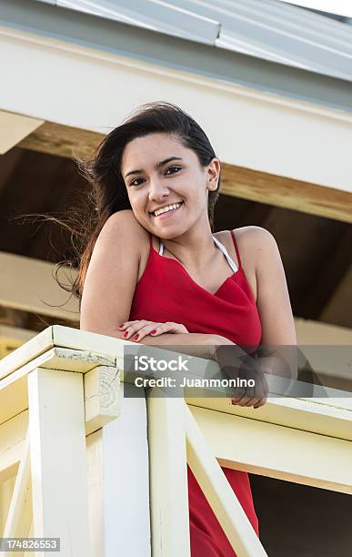 Hiszpan Osiemnaście Lat Dziewczyna - zdjęcia stockowe i więcej obrazów 16-17 lat - 16-17 lat, 18-19 lat, Balkon