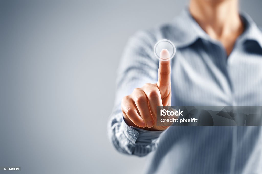 Mujer de negocios pulsando el botón de pantalla táctil - Foto de stock de Botón pulsador libre de derechos