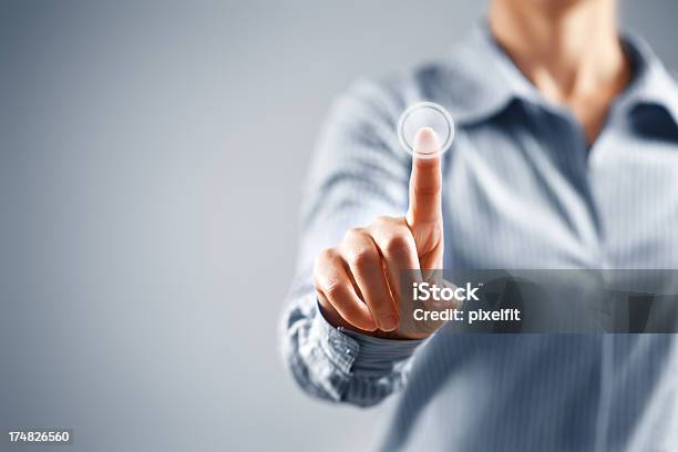 Mujer De Negocios Pulsando El Botón De Pantalla Táctil Foto de stock y más banco de imágenes de Botón pulsador