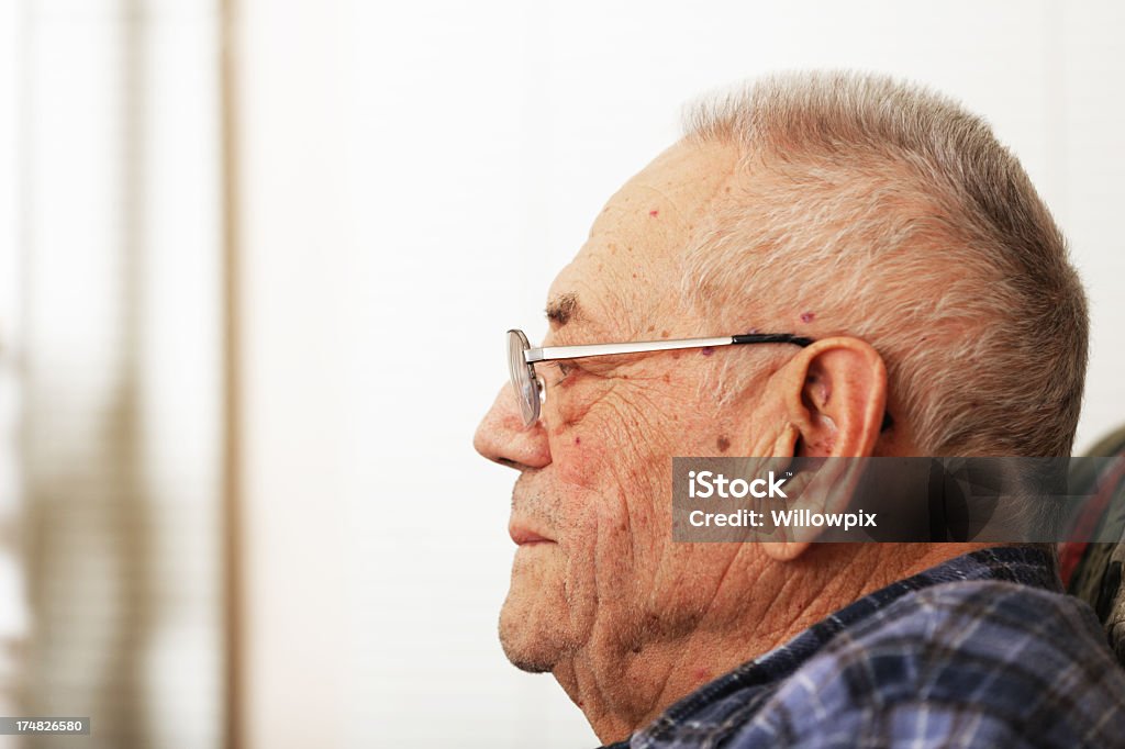 Starszy mężczyzna profil - Zbiór zdjęć royalty-free (Fryzura na jeża)