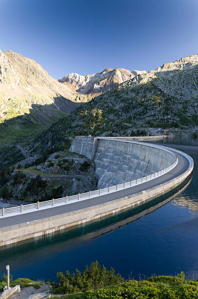Künstlicher See des dam in den Pyrenäen – Foto