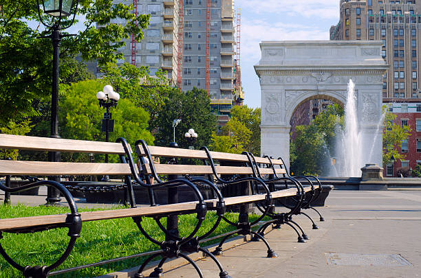 ベンチ、アーチでワシントンスクエア公園はマンハッタン - new york city new york state greenwich village washington square triumphal arch ストックフォトと画像