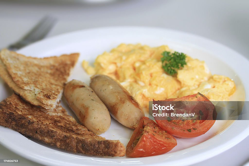 Piastra per la prima colazione con salsicce e uova fritte - Foto stock royalty-free di Cibo