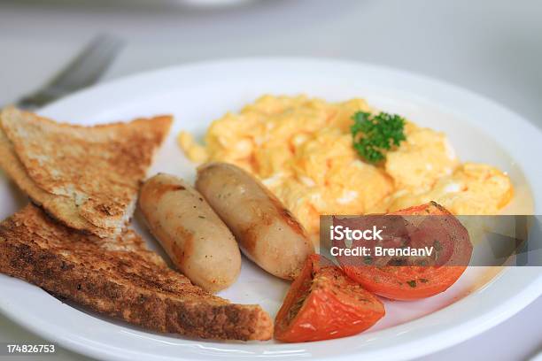 Placa De Pequenoalmoço Com Salsichas E Ovos Fritos - Fotografias de stock e mais imagens de Comida