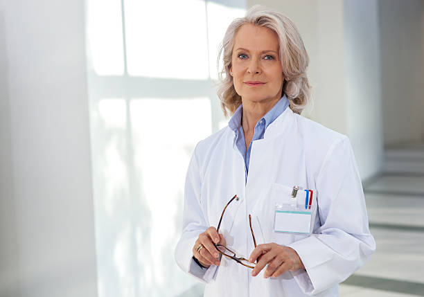 senior femme médecin perdre pour photo dans un couloir de l'hôpital - hhp5 photos et images de collection