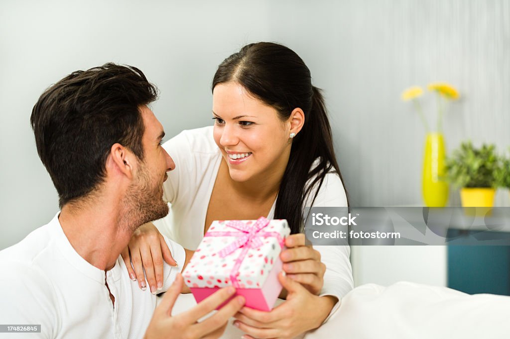 Casal Jovem com presente - Royalty-free 20-29 Anos Foto de stock