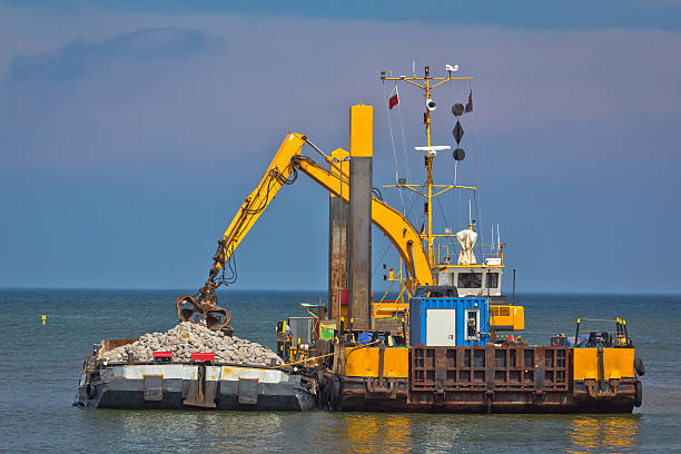 przemysłowe barka z excavator na morze - industrial ship earth mover barge yellow zdjęcia i obrazy z banku zdjęć