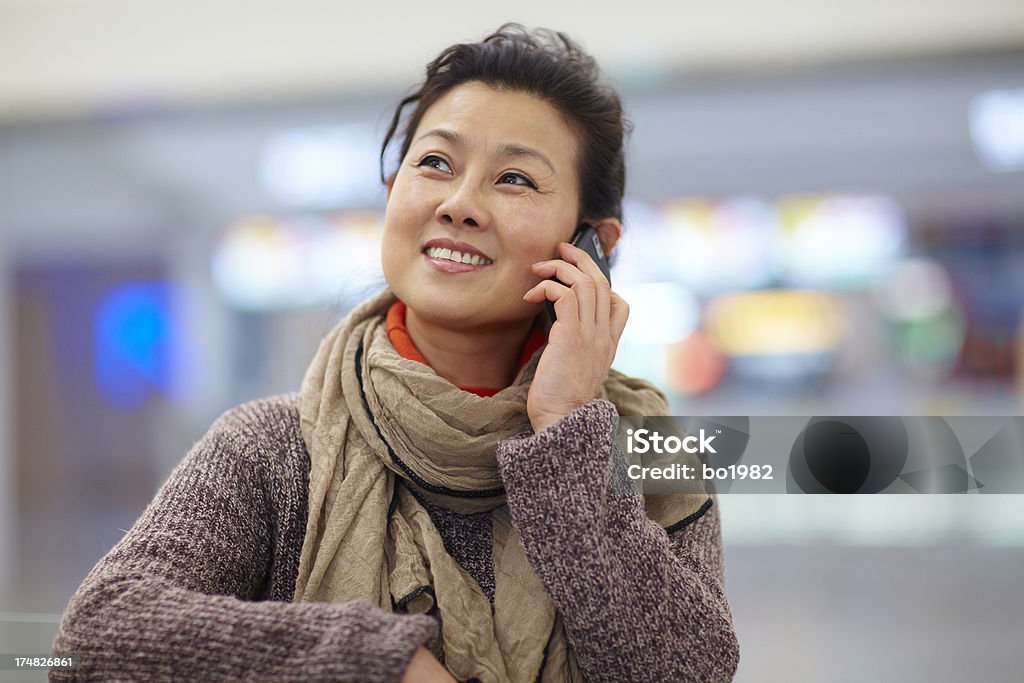 Madura mulher feliz falando no telefone - Foto de stock de Adulto royalty-free