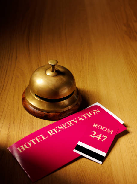 コンシェルジュにてご予約チケットシアーベルスリーブ - hotel reception vacations ticket hotel key ストックフォトと画像