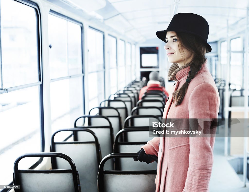 Donna sul treno - Foto stock royalty-free di 20-24 anni