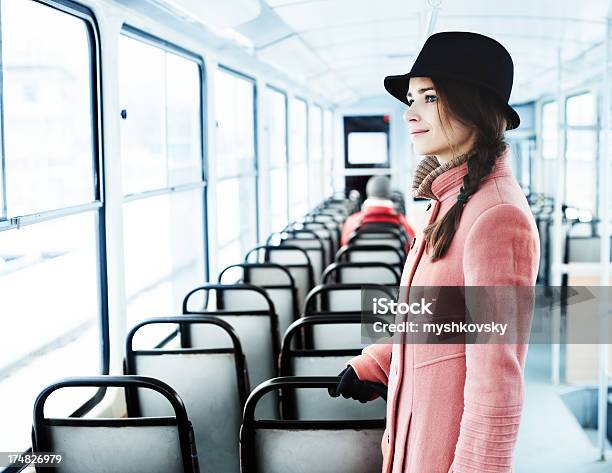 Donna Sul Treno - Fotografie stock e altre immagini di 20-24 anni - 20-24 anni, Abiti pesanti, Adulto