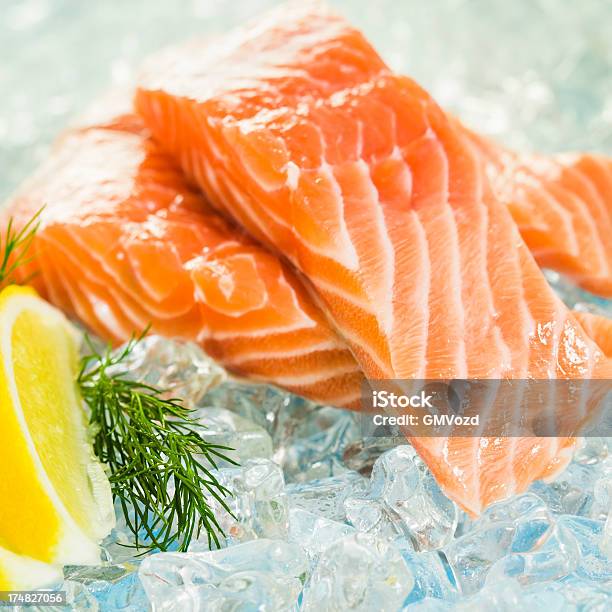 Salmón Foto de stock y más banco de imágenes de Alimento - Alimento, Captura de peces, Comida sana