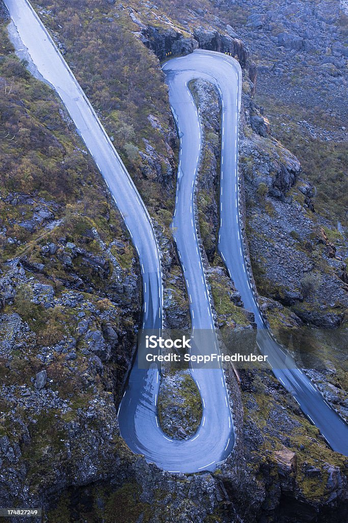 A Trollstigen Mountain road, na Noruega - Foto de stock de Andalsnes royalty-free