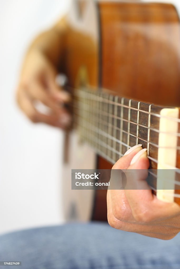 Músico tocando una guitarra - Foto de stock de Acorde libre de derechos