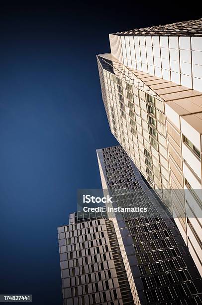 Edificio De Oficinas Con Cielo Azul Oscuro Foto de stock y más banco de imágenes de Aire libre - Aire libre, Alemania, Arquitectura