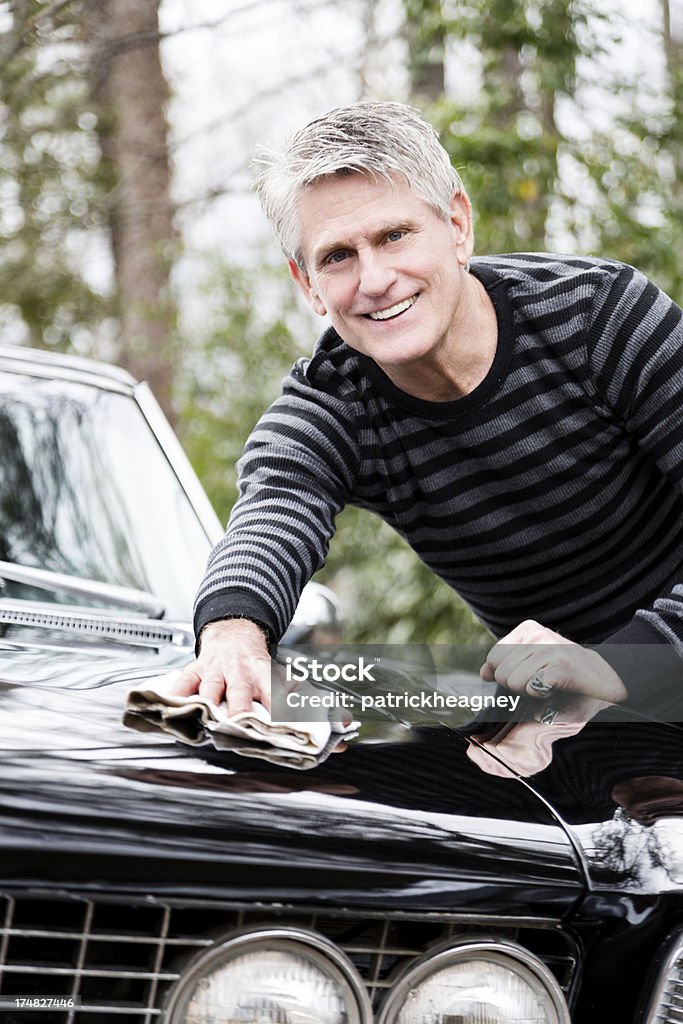 Alter Mann Reinigung Auto - Lizenzfrei Aktiver Senior Stock-Foto