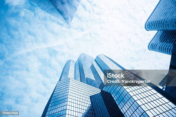 Rascacielos En Paris La Défense Foto de stock y más banco de imágenes de Acero - Acero, Alto - Descripción física, Arquitectura