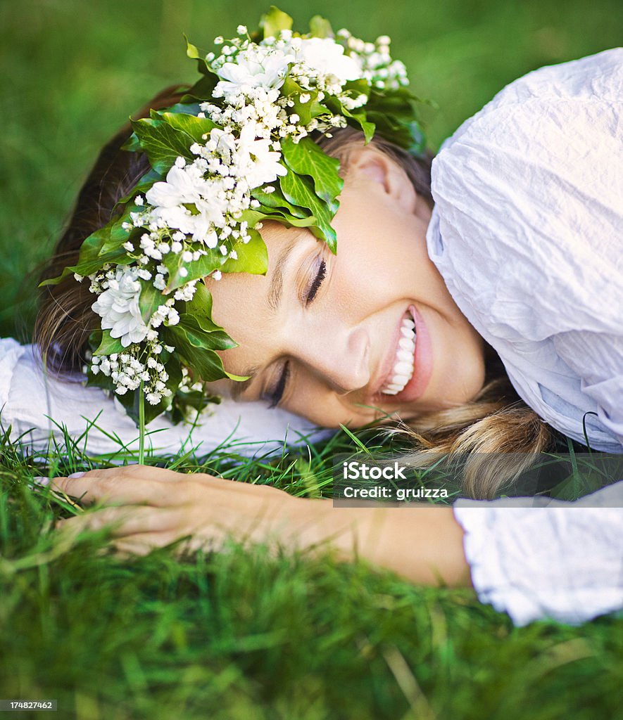 Bonita, feliz, jovem, daydreaming na relva - Royalty-free 20-24 Anos Foto de stock