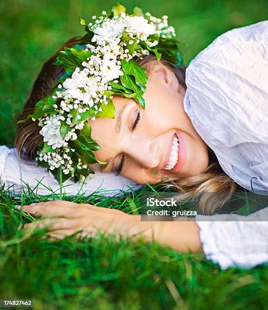 Bonita Feliz Jovem Daydreaming Na Relva - Fotografias de stock e mais imagens de 20-24 Anos - 20-24 Anos, Adulto, Alegria