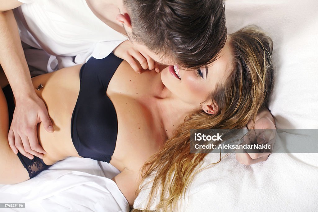 Szczęśliwa para w sypialni - Zbiór zdjęć royalty-free (Bez koszulki)