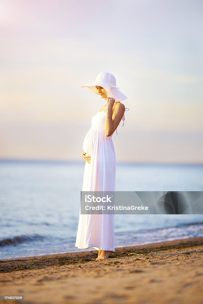 Schwangere Frau am Strand - Lizenzfrei Abwarten Stock-Foto