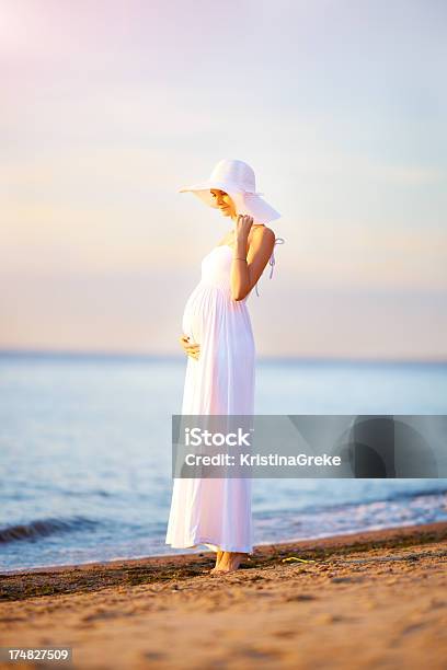 Schwangere Frau Am Strand Stockfoto und mehr Bilder von Abwarten - Abwarten, Attraktive Frau, Bauch