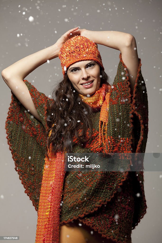 Schöne junge brunette posieren in Winterkleidung - Lizenzfrei 20-24 Jahre Stock-Foto