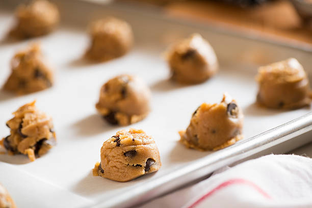 Cookie aux pépites de chocolat et au beurre de cacahuète pâte sur une plaque de four - Photo