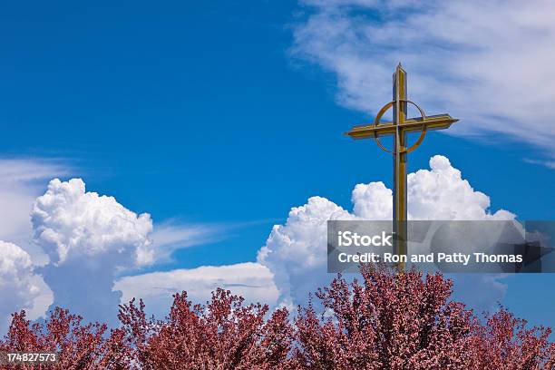 Thunder Nuvens E A Cruz - Fotografias de stock e mais imagens de Ao Ar Livre - Ao Ar Livre, Azul, Beleza