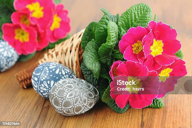 Dos Huevo De Pascua Con Primavera Primula Foto de stock y más banco de imágenes de Amarillo - Color - Amarillo - Color, Cabeza de flor, Cesta