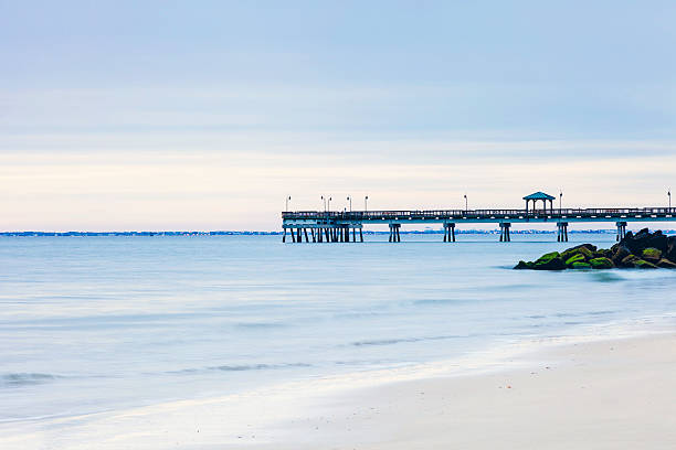 mattina presto solitude sulla spiaggia di virginia - tourist resort horizon over water usa virginia foto e immagini stock